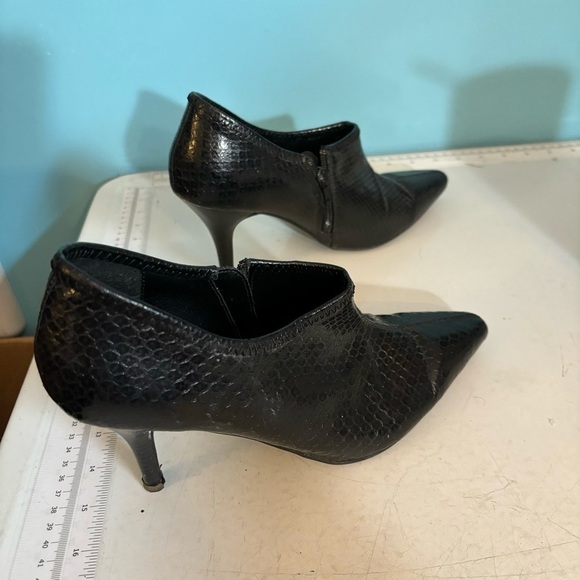 🛍️3/$30 Madeline women’s black reptile skin print stiletto booties in size 10 - Picture 4 of 13